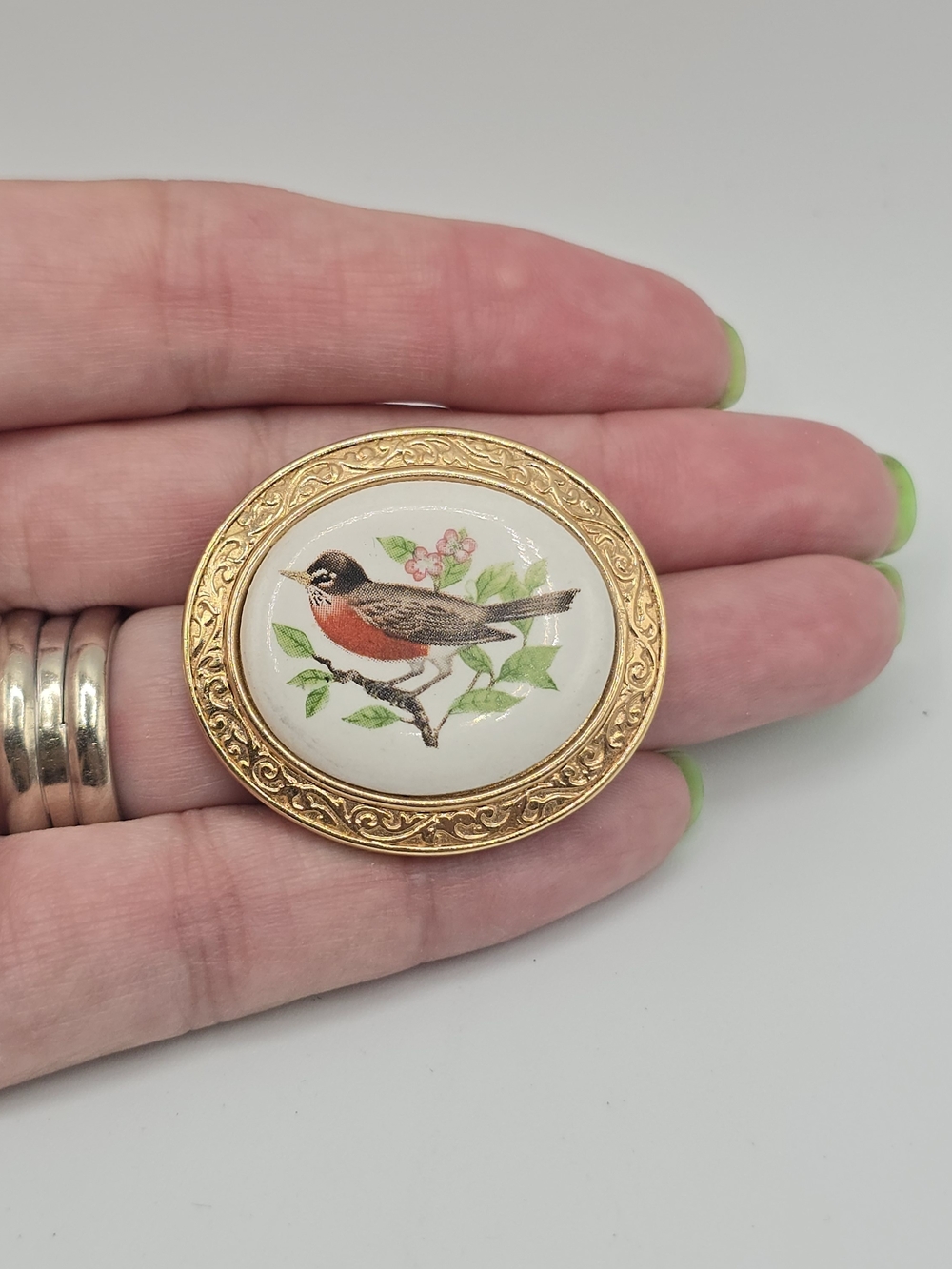 VTG Avon "Welcoming of Spring" Red Robin Bird Brooch Pendant Cameo Pin 1-5/16"